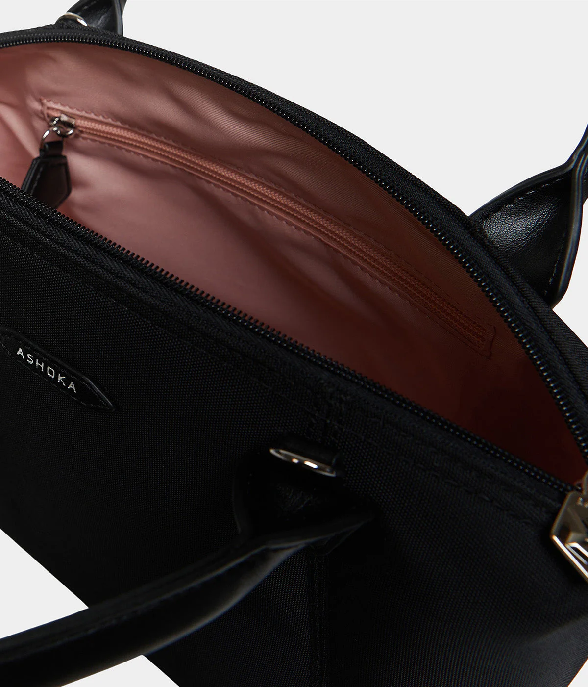 Sac Pretty Apple Skin et Nylon recyclé noir - Image 7
