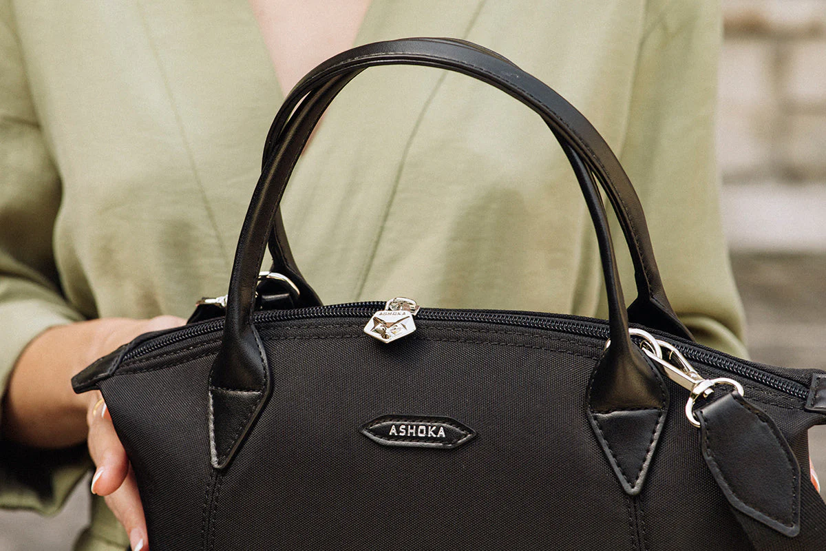 Sac Pretty Apple Skin et Nylon recyclé noir - Image 9