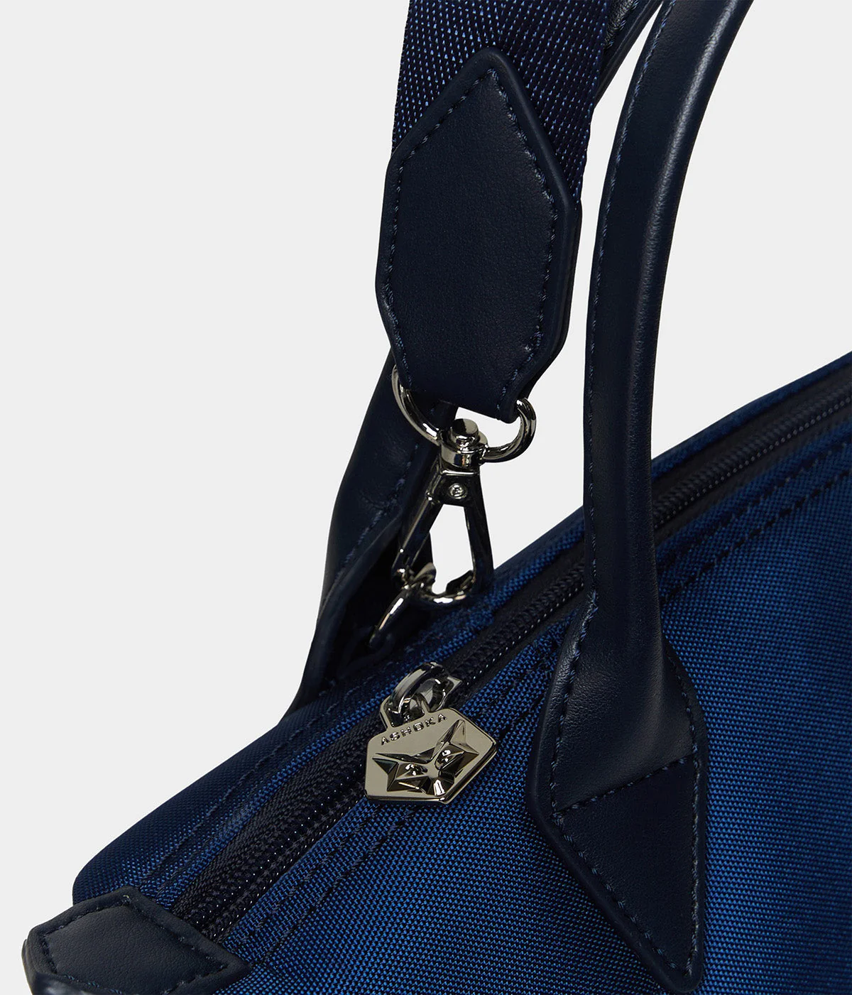 Sac Pretty Apple Skin & Nylon recyclé bleu marine - Image 5